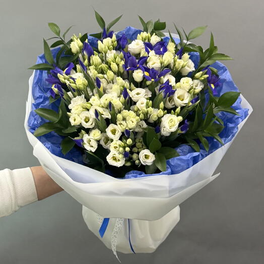 Букет из Ирисов , белой Эустомы и Рускуса