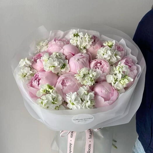 Нежный букет с пионами