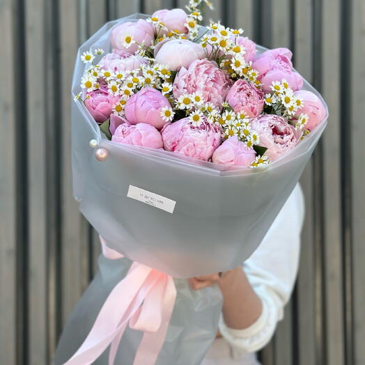 Розовые пионы 15 штук с ромашками