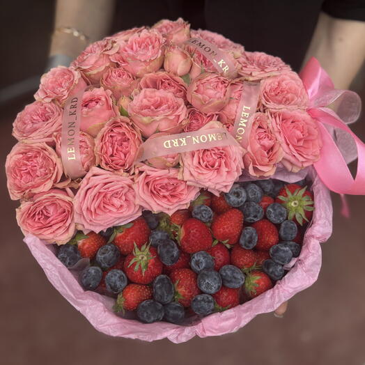 Розы с клубникой