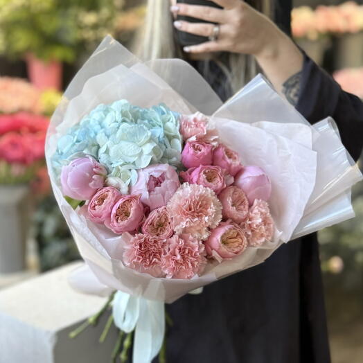 Нежный букет с голубой гортензией и розовыми пионами PEONY144