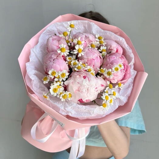Пионы ароматные с ромашкой в розовом оформлении 🎀🌸🤍