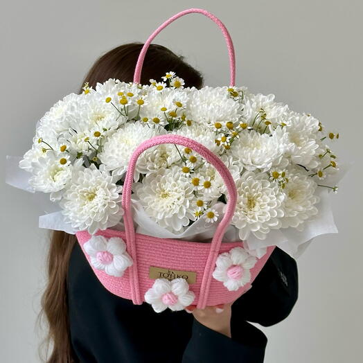 Корзина с хризантемой и матрикарией