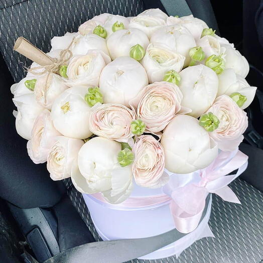 Белоснежный микс из пионов и ранункулюсов - 29 шт