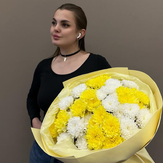Букет с белой-желтой кустовой хризантемой