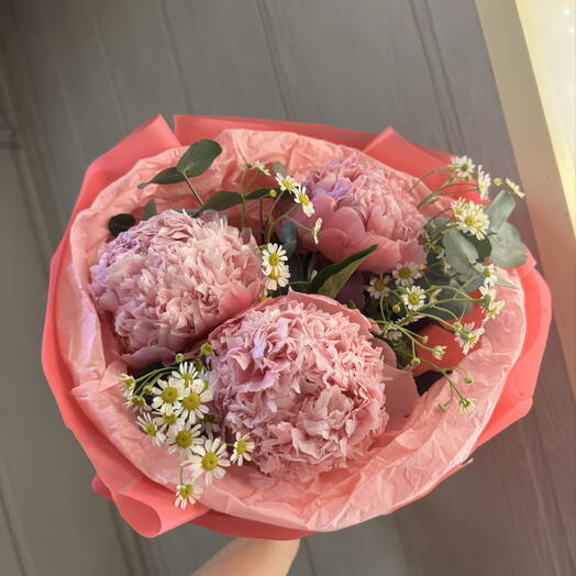 Букет пионов с ромашками