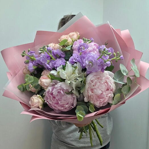 Букет из пионов, маттиолы, альстромерии, кустовой пионовидной розы, эвкалипта