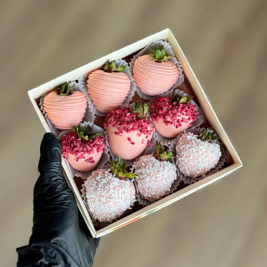 Клубника в розовом шоколаде 9шт