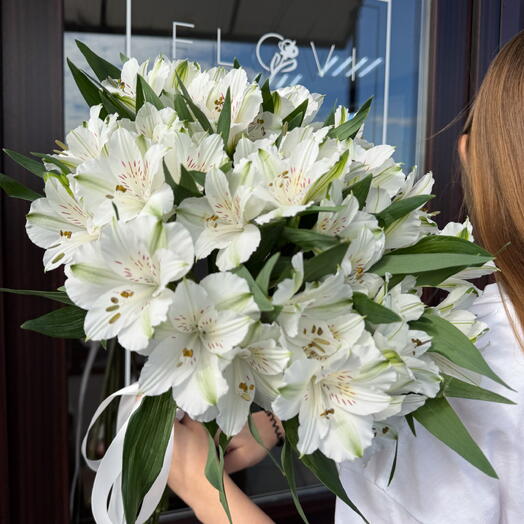 9 альстромерий в ленте «Белые бабочки»