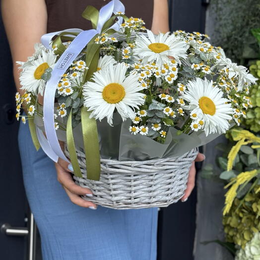 Корзина с ромашками «Летняя поляна»