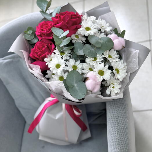 Букет из ромашковых хризантем, и малиновых роз💘