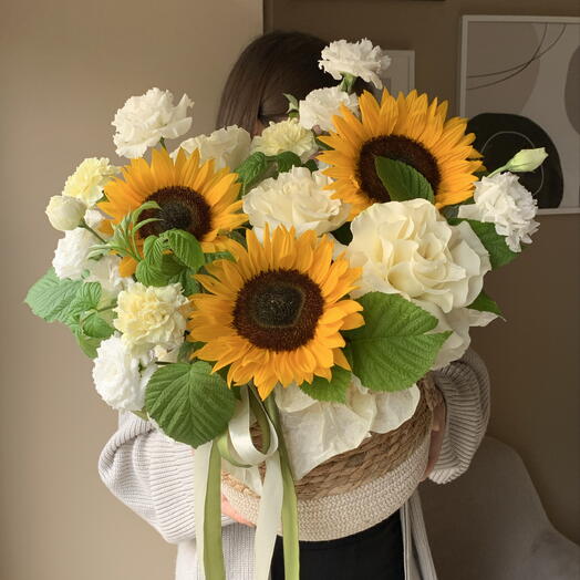 Композиция «Луч солнца» с подсолнухами, французкими розами и эустомой🌻