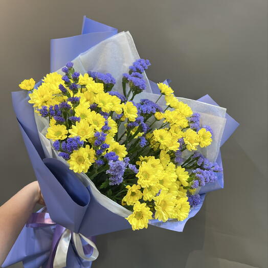 Букет 🌼с стойкой ромашковидной хризантемой и статицей 🌼