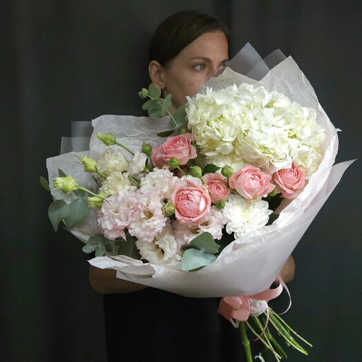 Букет с гортензией и эустомой