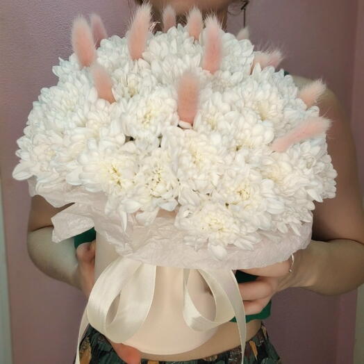 Шляпная коробка с хризантемой и лагурусом
