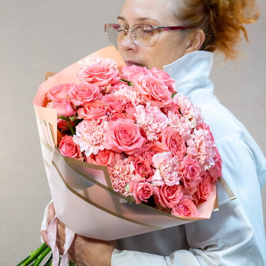 Розовый букет. Кустовые розы и диантусы