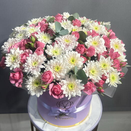 Кустовые розы в коробке