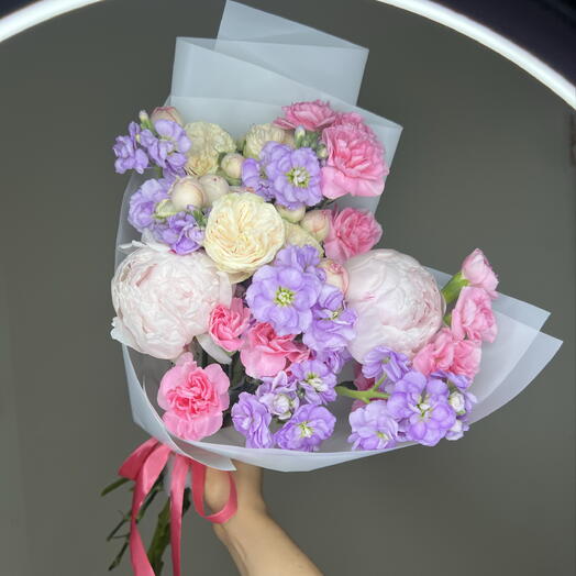 Букет дня ❣️ с пионами, ароматной матиолой и кустовыми диантусами