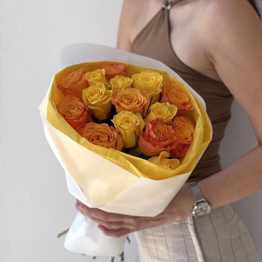 Букет из 15 оранжевых и желтых роз 🧡