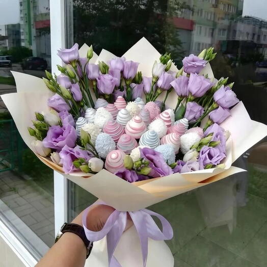 Нежно сиреневая эустома, клубника в Белом шоколаде