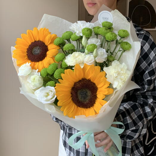 Букет «Лучик» с подсолнухами, Сантини, эустомой🌼