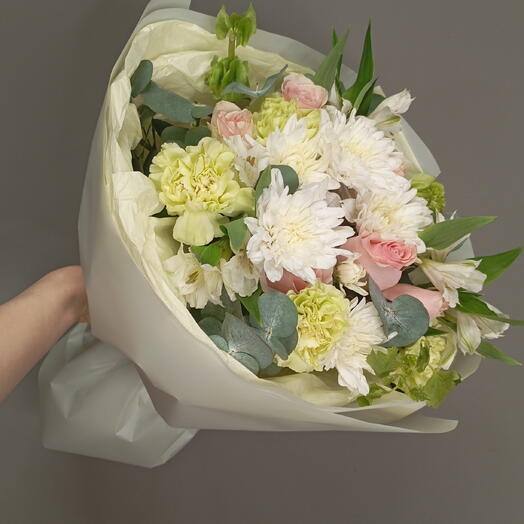 Букет с розами, диантусами, молюцелой