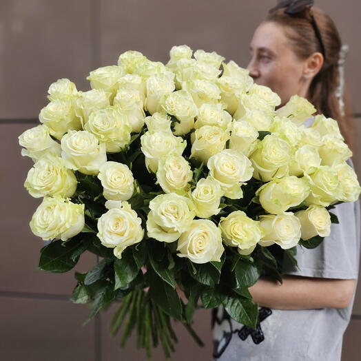 51 роза белые розы