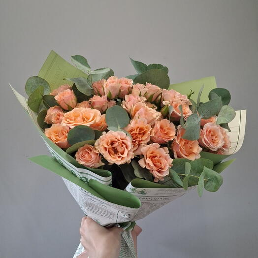 Букет из персиковых кустовых роз