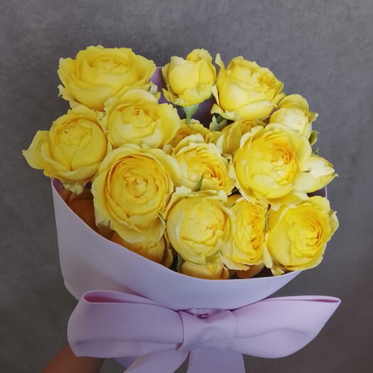 Роза кустовая пионовидная жёлтая в букете с бантом 💛