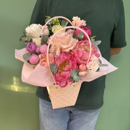 Композиция «Яркий секрет 🤫🌺» из пионов , французских роз ,эустом 🩷