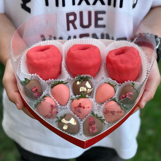 Клубника в шоколаде и корпусные пирожные «Малина»