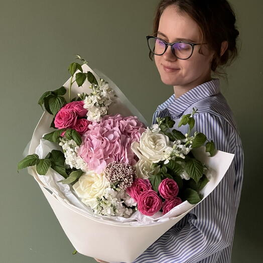 Букет с гортензией и розами ФВ010921
