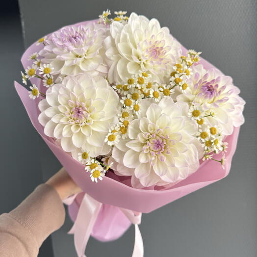 Нежный букет из георгинов и ромашек
