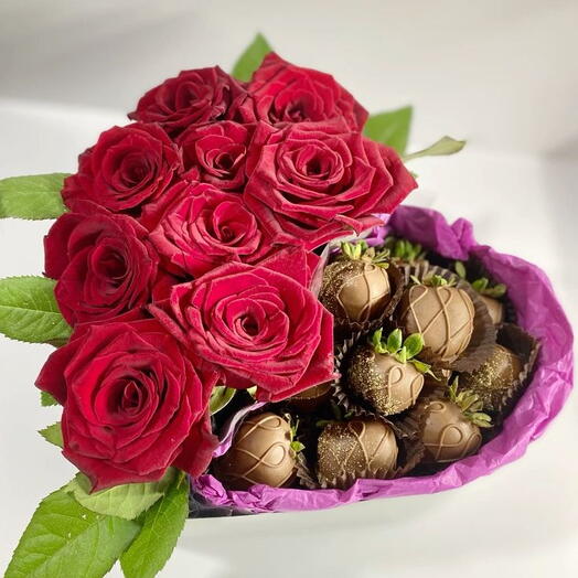 Клубника с розами