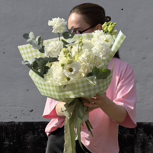 Свежее сочетание гортензии и эустомы