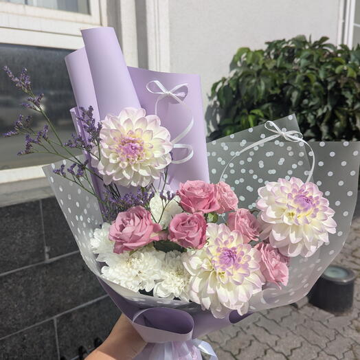 Букет "Кокетка" из георгинов, кустовой розы, лимониума и кустовой хризантемы 💜