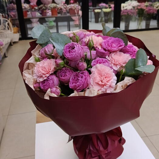 Букет из пионовидных кустовых роз с диантусами 💞