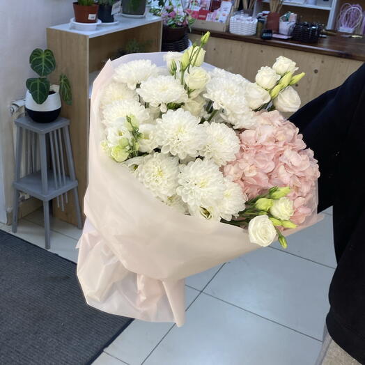 Букет с лизиантусом