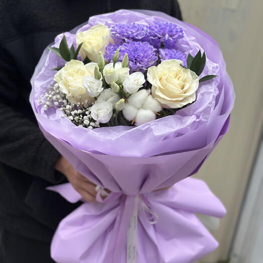 «Фиолетовый бархат💜»Букет выполнен из белой розы с добавлением кустовой хризантемы и эустомы белой