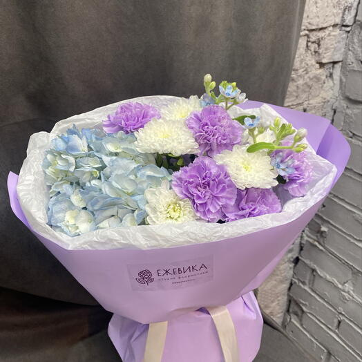 Букет с гортензией, оксипеталумом, диантусами и кустовой хризантемой
