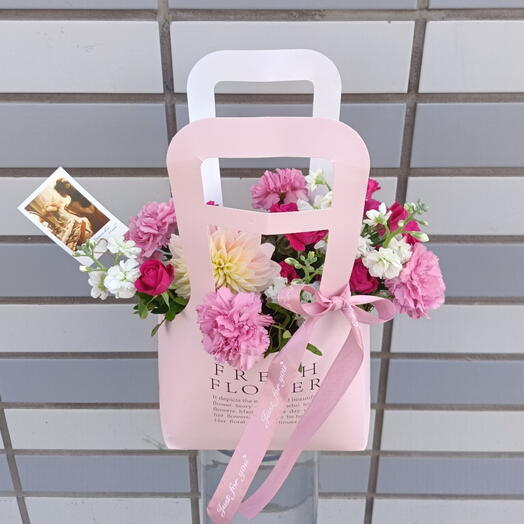 Сумочка с диантусами , душистой матиоллой и кустовой розой 🌸Георгины
