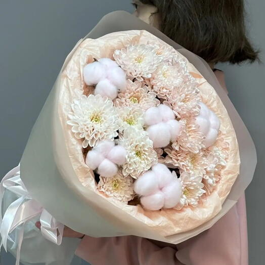 Букет из хризантем и хлопка