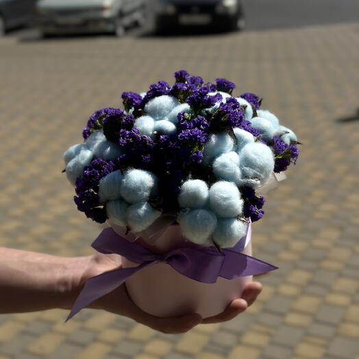 Композиция из голубого хлопка и статицы