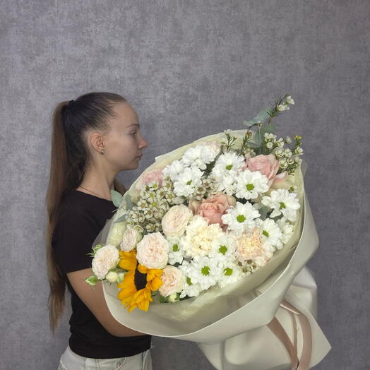 Букет из гелиантуса, хамеликума и кустовых роз