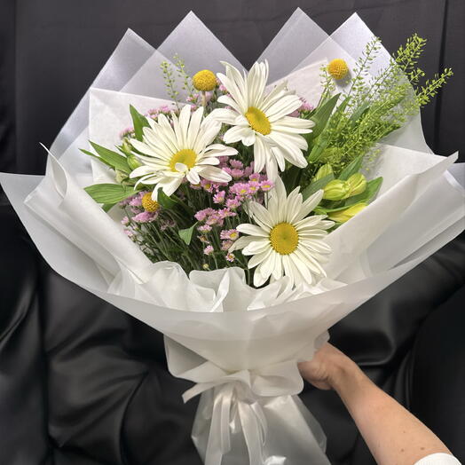 Букет с большими ромашками