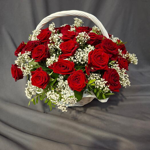 Корзина с 35 красными розами