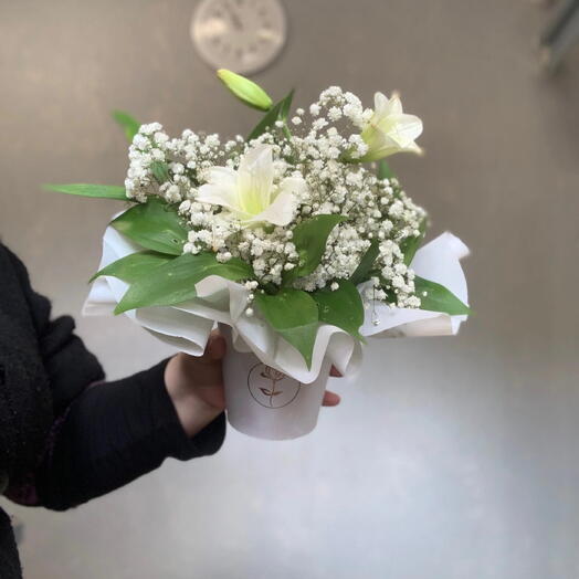 Композиция с лилией и гипсофилой