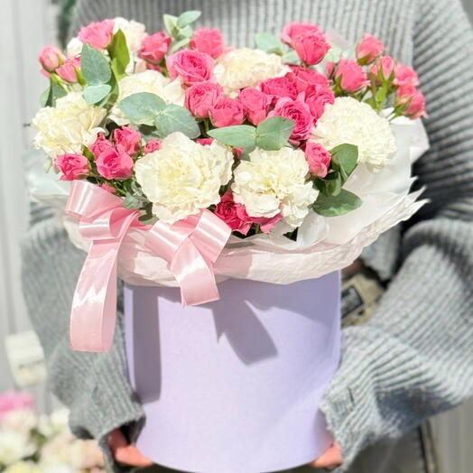 Композиция с кустовой розой и диантусами💕💕💕