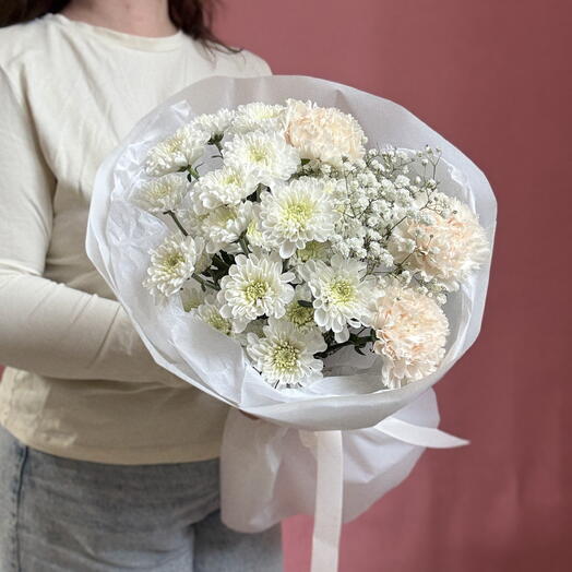 Нежный букет хризантема кустовая алтай, диантус, гипсофила
