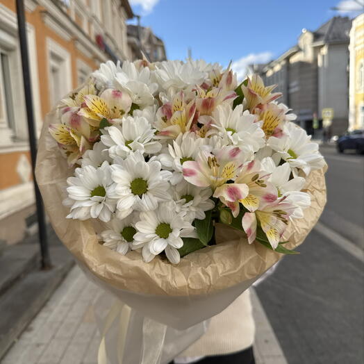 Стойкий букет с ромашковой хризантемой, пышной альстромерией